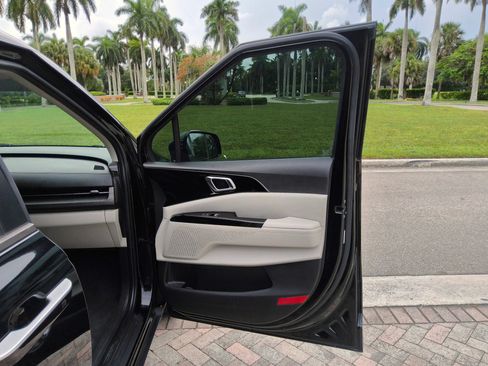 Used 2022 Kia Carnival EX FWD image 41
