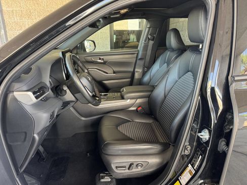 Used 2024 Toyota Highlander XSE FWD image 28