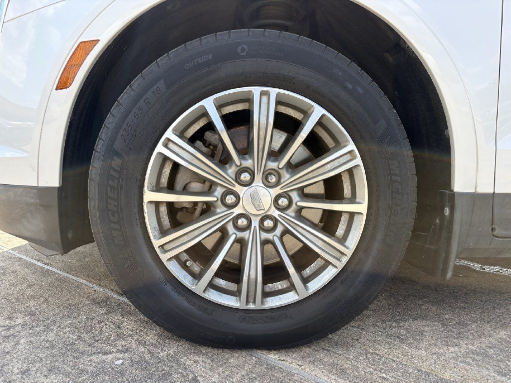 Used 2017 Cadillac XT5 Luxury w/ Driver Awareness Package FWD image 9
