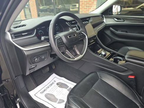 Used 2023 Jeep Grand Cherokee Limited w/ Black Appearance Package AWD/4WD image 16