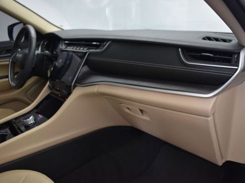 Used 2022 Jeep Grand Cherokee Limited image 24