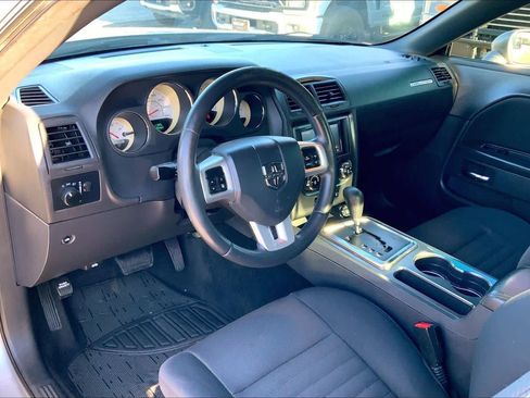 Used 2014 Dodge Challenger SXT image 12