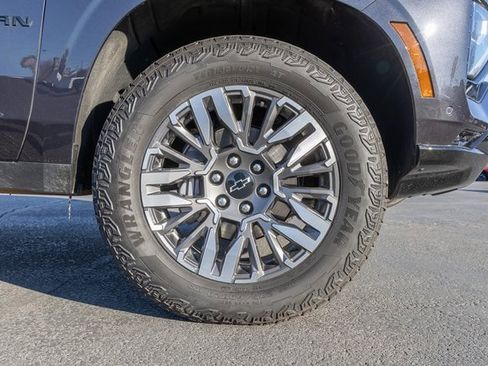 Used 2025 Chevrolet Suburban Z71 image 13