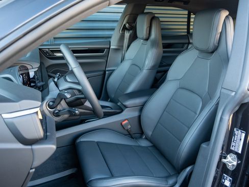 New 2026 Porsche Macan 4 Electric image 5