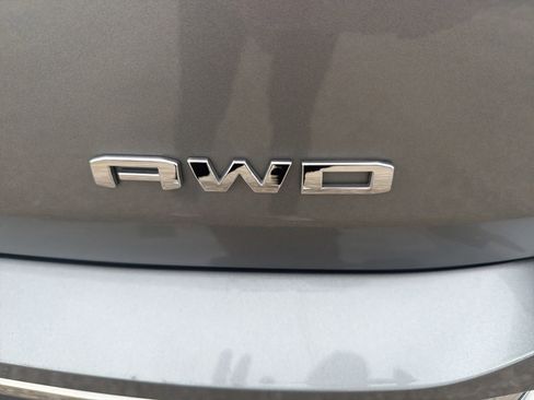 Used 2024 GMC Terrain SLT AWD/4WD image 12