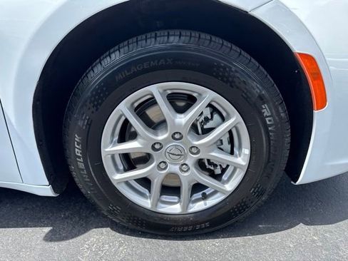 Used 2024 Chrysler Pacifica Touring-L FWD image 9