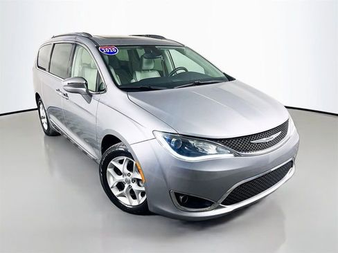 Used 2020 Chrysler Pacifica Limited FWD image 2