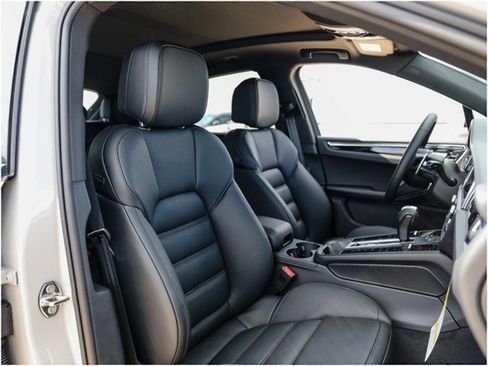 Certified 2025 Porsche Macan image 28