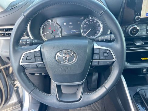 Used 2023 Toyota Highlander XLE image 7