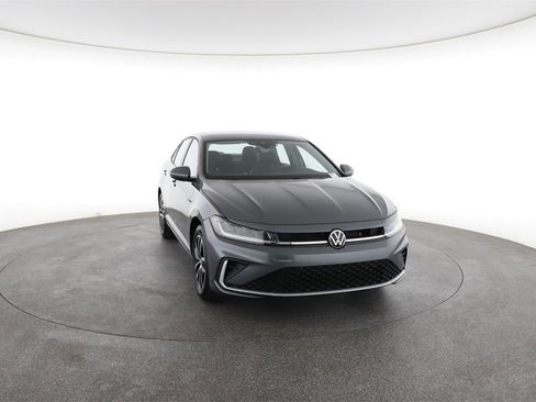 Used 2025 Volkswagen Jetta SE image 3