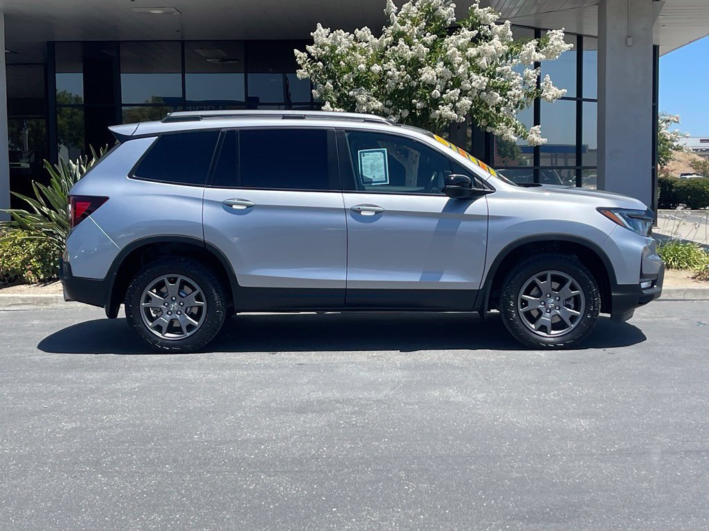 Used 2024 Honda Passport TrailSport image 3