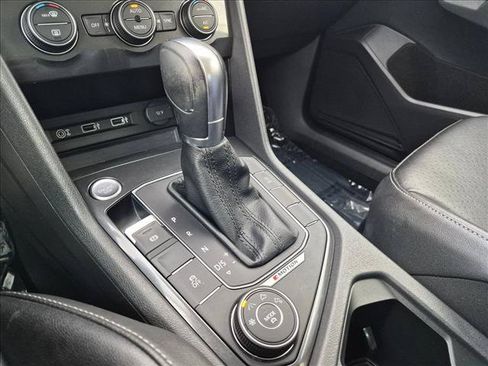 Used 2018 Volkswagen Tiguan SEL AWD/4WD image 11