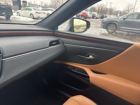 Used 2025 Lexus ES 300h w/ Premium Package image 5