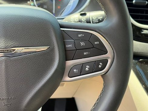 Used 2024 Chrysler Pacifica Touring-L image 22