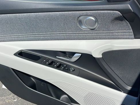 New 2025 Hyundai Elantra Limited image 26