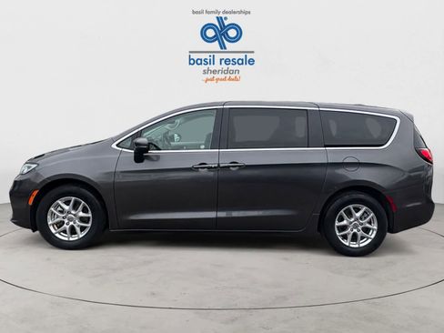 Used 2023 Chrysler Pacifica Touring-L FWD image 3