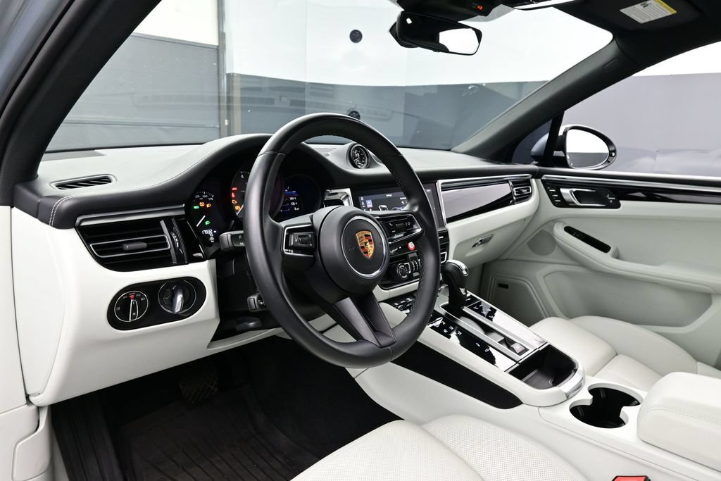 Certified 2023 Porsche Macan S AWD/4WD image 4