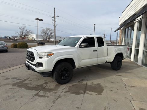 Used 2018 Toyota Tacoma SR image 10