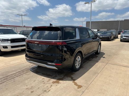 Used 2024 Kia Carnival LX FWD image 3
