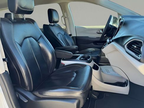 Used 2023 Chrysler Pacifica Touring-L image 18