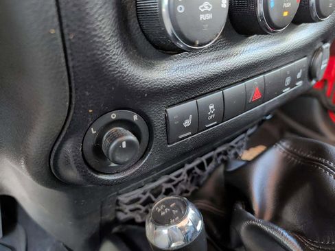 Used 2015 Jeep Wrangler Unlimited Sahara image 14