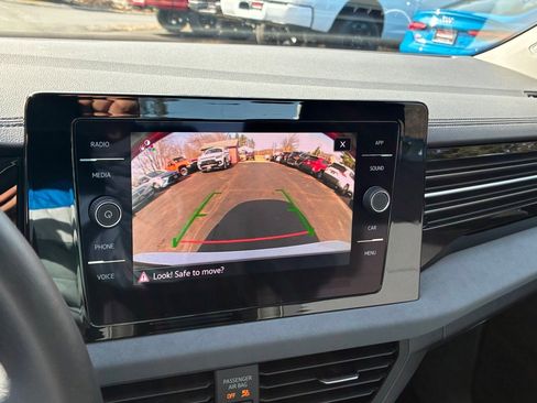 Used 2025 Volkswagen Jetta SE w/ Sunroof Package image 24