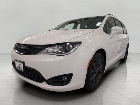 Used 2020 Chrysler Pacifica Touring-L Plus w/ S Appearance Package FWD image 12