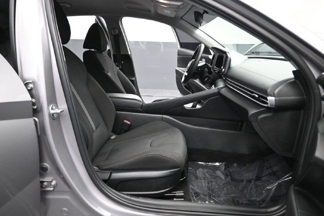 Used 2025 Hyundai Elantra SE FWD image 20