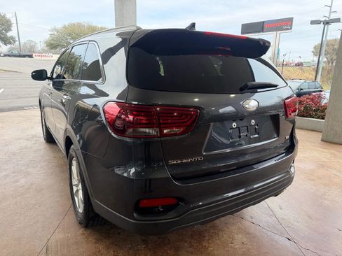 Used 2019 Kia Sorento LX w/ LX Convenience Package image 4