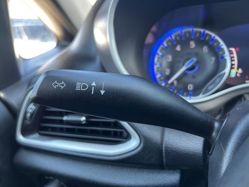 Used 2025 Chrysler Pacifica Select image 24