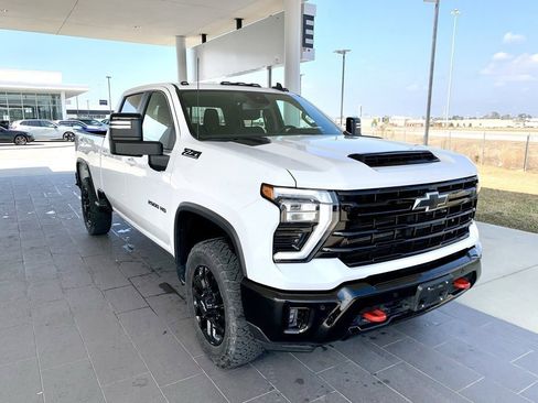 Used 2025 Chevrolet Silverado 2500 LT w/ Trail Boss Package image 3