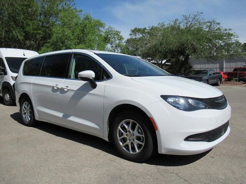 Used 2023 Chrysler Voyager LX FWD image 1