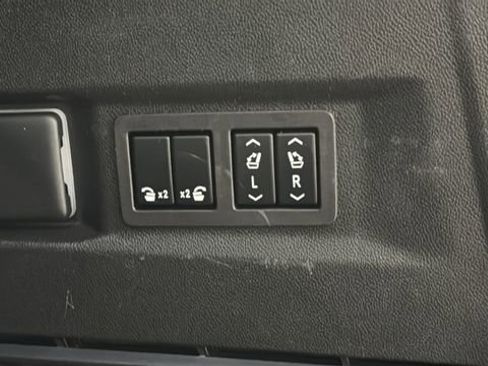 Used 2023 Chevrolet Tahoe Z71 w/ Luxury Package AWD/4WD image 32