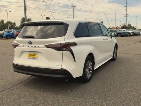 Used 2025 Toyota Sienna LE FWD image 8