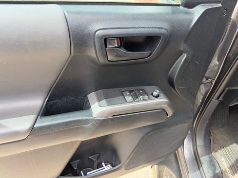 Used 2016 Toyota Tacoma SR5 w/ SR5 Appearance Package (SN) image 19