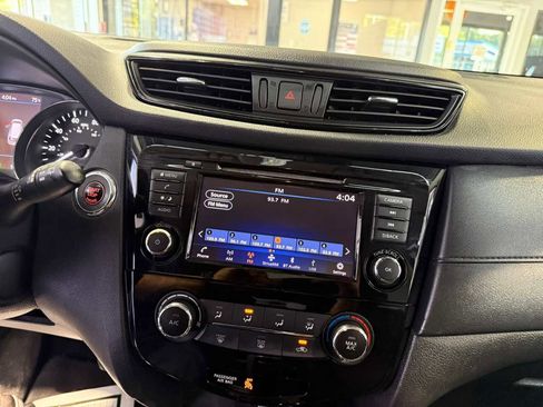 Used 2019 Nissan Rogue SV image 27