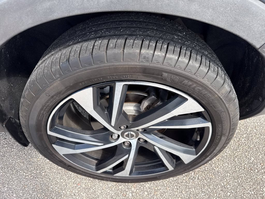 Used 2020 Volvo XC40 T4 R-Design FWD image 12
