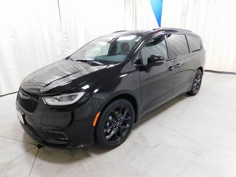 Used 2025 Chrysler Pacifica Limited image 19