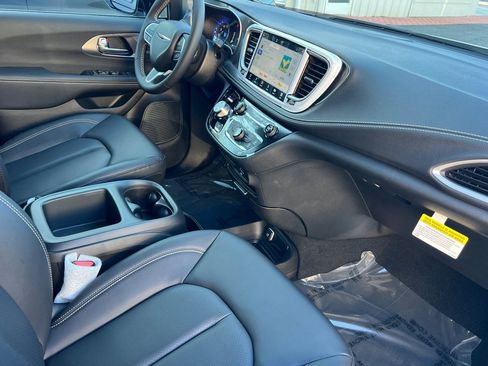 New 2026 Chrysler Pacifica Select AWD/4WD image 13