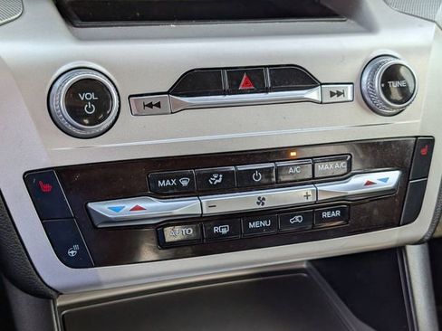 Used 2022 Ford Explorer XLT w/ Equipment Group 202A image 15