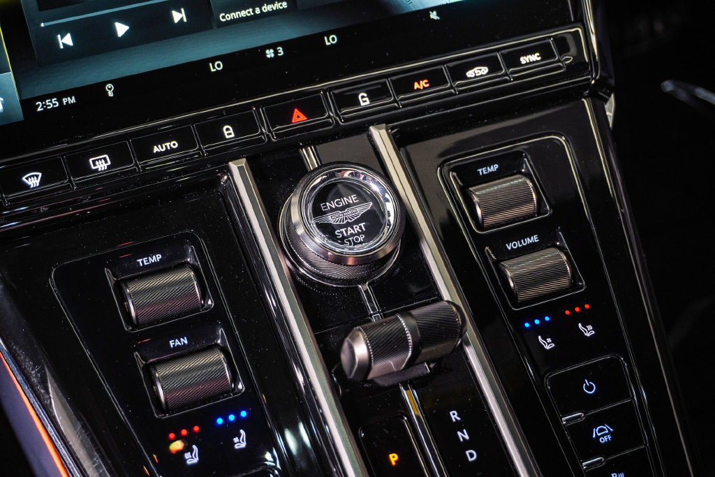 Used 2026 Aston Martin V8 Vantage Roadster RWD image 30
