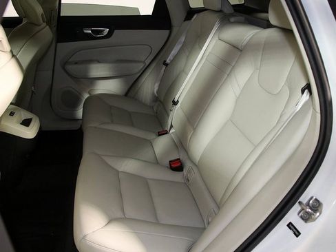 Used 2021 Volvo XC60 T5 Momentum w/ Protection Package image 13