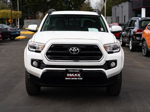 Used 2017 Toyota Tacoma SR5 w/ Tow Package AWD/4WD image 3