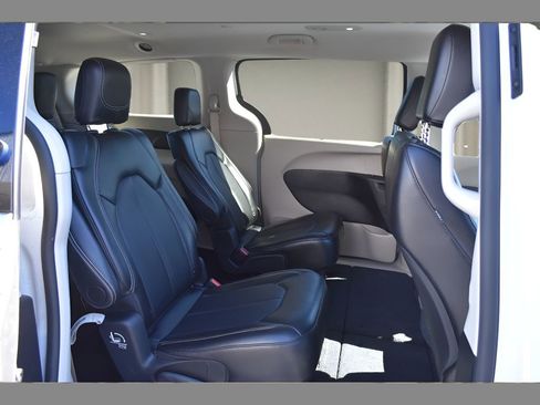 Used 2024 Chrysler Pacifica Touring-L image 13