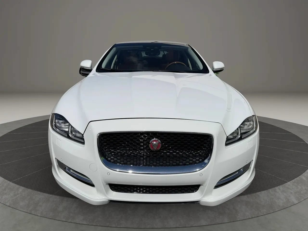 Used 2018 Jaguar XJ R-Sport RWD image 3