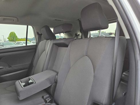 Used 2024 Toyota Highlander XLE AWD/4WD image 17