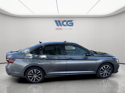 Used 2025 Volkswagen Jetta SE FWD image 2