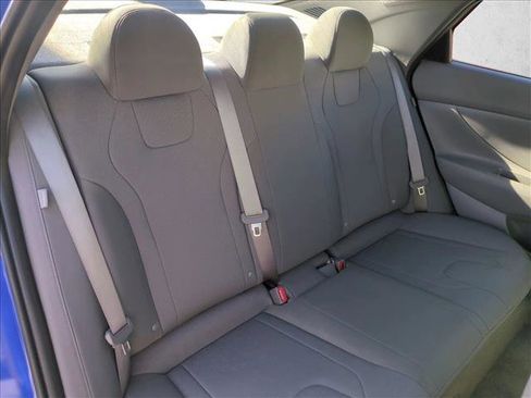 Certified 2025 Hyundai Elantra SE image 18