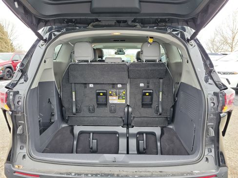 Used 2024 Toyota Sienna XLE image 8