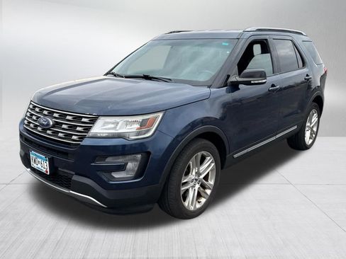 Used 2016 Ford Explorer XLT w/ Equipment Group 202A image 4